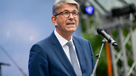 Der Kulturstaatsminister empört sich über «linke wie auch rechte Eiferer». (Archivbild) / Foto: Fabian Sommer/dpa