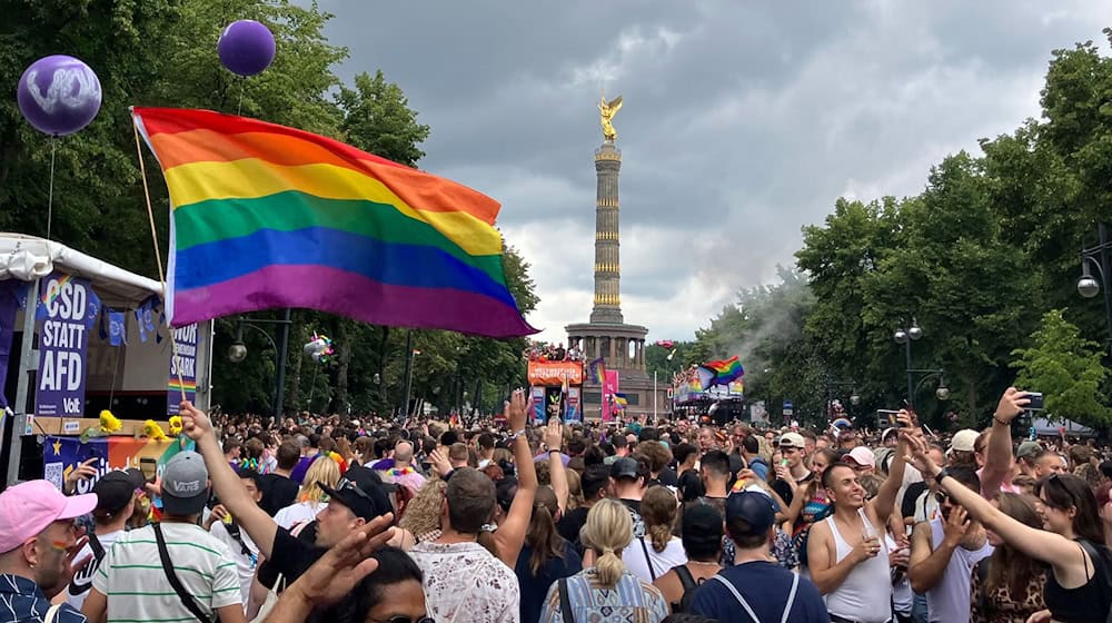 Der Christopher Street Day ist in Berlin ein Großevent - diesmal ohne das Regenbogennetzwerk der Bundestagsverwaltung. (Archivbild) / Foto: Anna Ross/dpa