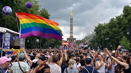 Der Christopher Street Day ist in Berlin ein Großevent - diesmal ohne das Regenbogennetzwerk der Bundestagsverwaltung. (Archivbild) / Foto: Anna Ross/dpa