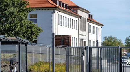 Das Friedrich-Loeffler-Institut - Bundesforschungsinstitut für Tiergesundheit auf der Insel Riems- befasst sich unter anderem mit der Ausbreitung von Stechmückenarten in Deutschland.  / Foto: Stefan Sauer/dpa