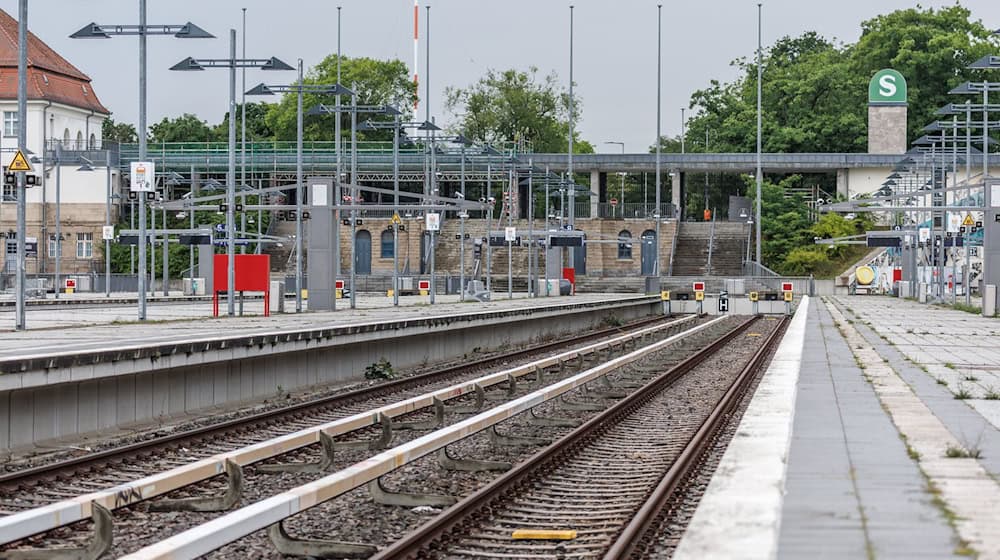 Der heftige Wind hat auch Auswirkungen auf den Bahnverkehr. / Foto: Andreas Gora/dpa