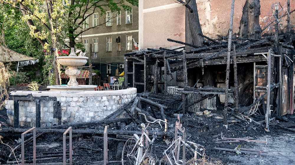 Vor dem Technoclub «Wilde Renate» sind die Spuren des Brandes noch zu sehen. / Foto: Fabian Sommer/dpa