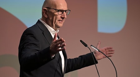 Brandenburgs SPD-Regierungschef Dietmar Woidke hält die Diskussion über ein Positionspapier aus seiner Partei gegen Aufrüstung für übertrieben. (Archivbild) / Foto: Michael Bahlo/dpa