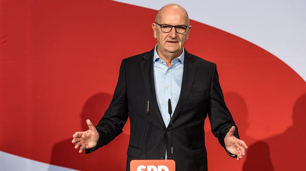 Brandenburgs Ministerpräsident Dietmar Woidke (SPD) fordert gute Vorbereitung für eine mögliche Prüfung eines AfD-Verbotsverfahrens (Archivbild). / Foto: Frank Hammerschmidt/dpa