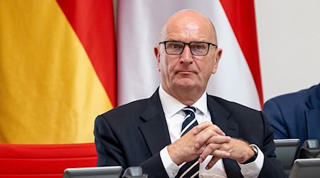 Brandenburgs Ministerpräsident Dietmar Woidke (SPD) begrüßt das Ergebnis der Ministerpräsidentenkonferenz mit Kanzler Friedrich Merz (CDU). / Foto: Fabian Sommer/dpa