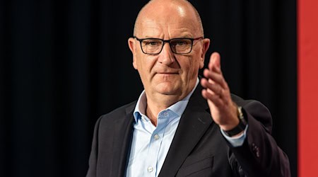 Brandenburgs Ministerpräsident Dietmar Woidke (SPD) will mit Gewerkschaften über die Zukunft der Lehrer sprechen. / Foto: Frank Hammerschmidt/dpa