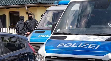 Polizisten durchsuchten im Mai ein Haus in Altdöbern im Süden Brandenburgs. Der Generalbundesanwalt geht gegen junge Männer vor, die einer mutmaßlichen rechtsextremen Terrorzelle angehören sollen. (Archivbild) / Foto: Frank Hammerschmidt/dpa