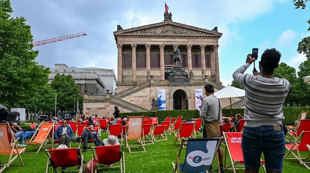 Besucher informierten sich beim Festwochenende auf der Museumsinsel über Architektur und Geschichte oder lauschten den Konzerten im Kolonnadenhof. / Foto: Jens Kalaene/dpa
