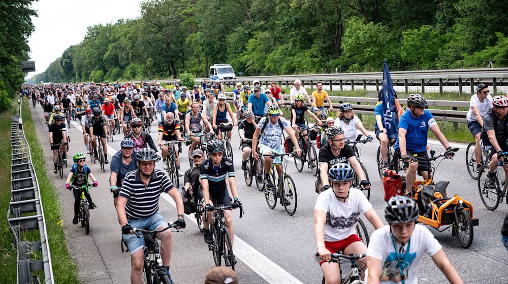 Bei der Sternfahrt des ADFC aus dem Berliner Umland in die Innenstadt werden mehrere Zehntausend Teilnehmerinnen und Teilnehmer erwartet. (Archivbild) / Foto: Fabian Sommer/dpa