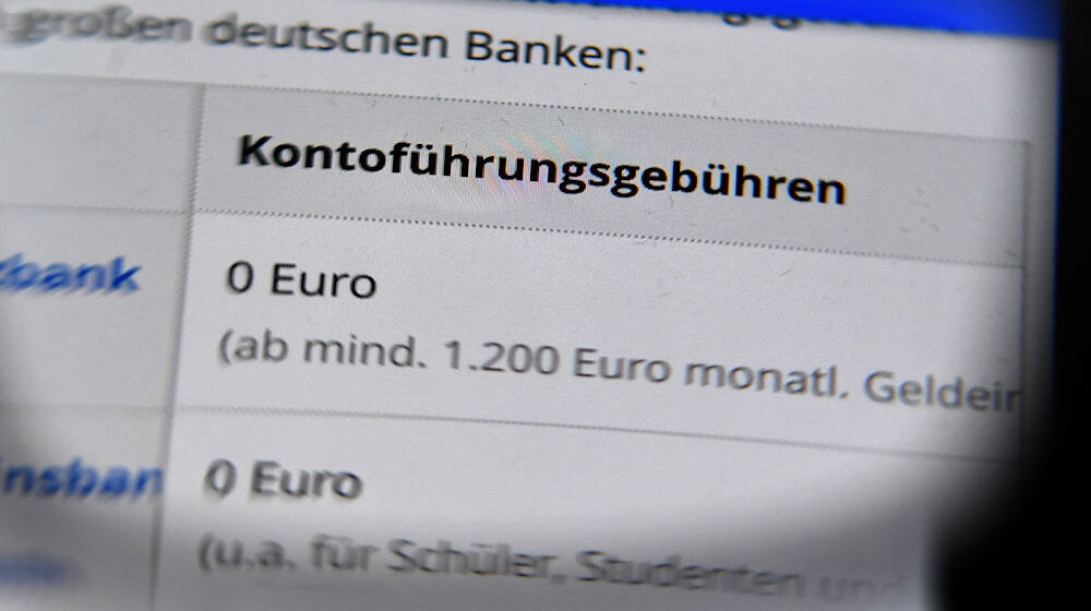 Zahlreiche Bankkunden konnten nach einem BGH-Urteil 2021 Gebühren zurückverlangen. (Symbolbild) / Foto: Jens Kalaene/dpa-Zentralbild/dpa