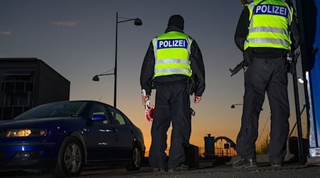 Die Bundespolizei ist für Kontrollen gegen irreguläre Migration an den Grenzen im Einsatz. (Archivbild) / Foto: Patrick Pleul/dpa