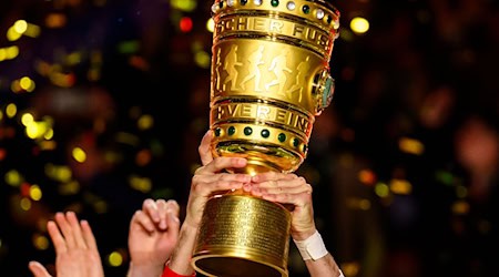 Das Objekt der Begierde: der goldene Pokal.
 / Foto: Tom Weller/dpa