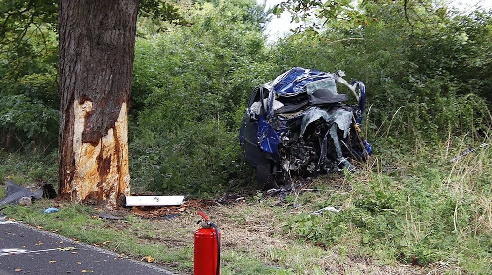 Das Auto wurde bei dem Unfall komplett zerstört. / Foto: Dominik Totaro/dpa