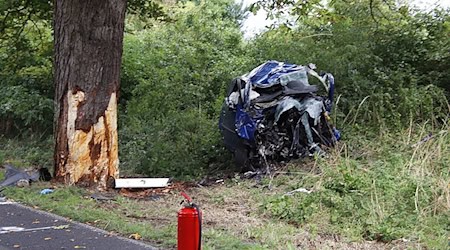 Das Auto wurde bei dem Unfall komplett zerstört. / Foto: Dominik Totaro/dpa