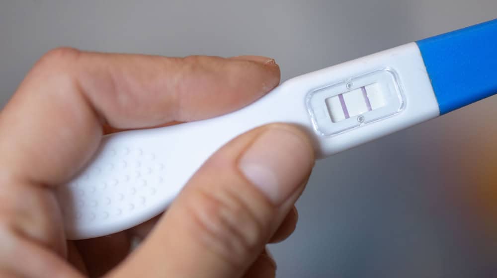 Abtreibungen sind nicht strafbar, wenn sie innerhalb der ersten zwölf Wochen stattfinden und die Frau sich zuvor hat beraten lassen (Symbolbild). / Foto: Hendrik Schmidt/dpa