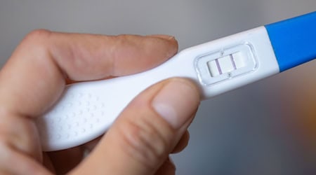 Abtreibungen sind nicht strafbar, wenn sie innerhalb der ersten zwölf Wochen stattfinden und die Frau sich zuvor hat beraten lassen (Symbolbild). / Foto: Hendrik Schmidt/dpa