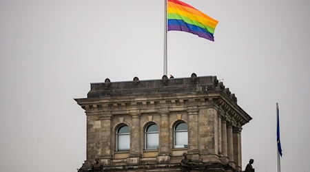 Ein Sprecher von Bundestagspräsidentin Julia Klöckner (CDU) spricht bei der Anordnung, die Regenbogenfahne zu entfernen, von einem Routinevorgang. (Archivbild) / Foto: Christoph Soeder/dpa