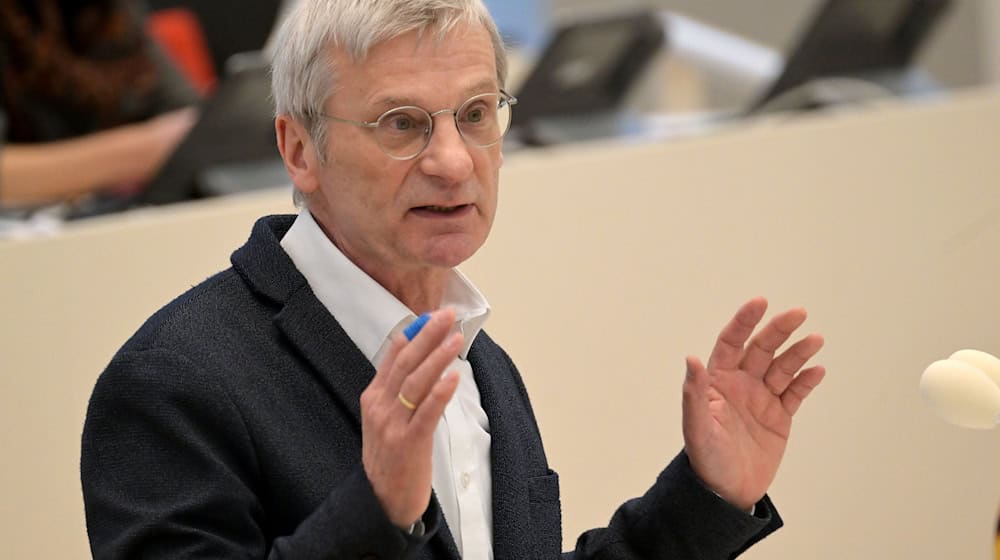 Brandenburgs AfD-Fraktionschef Hans-Christoph Berndt kritisiert die Einstufung von fünf Abgeordneten als rechtsextrem durch den Verfassungsschutz. (Archivbild) / Foto: Michael Bahlo/dpa