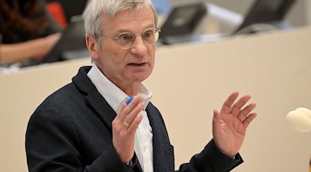 Brandenburgs AfD-Fraktionschef Hans-Christoph Berndt kritisiert die Einstufung von fünf Abgeordneten als rechtsextrem durch den Verfassungsschutz. (Archivbild) / Foto: Michael Bahlo/dpa