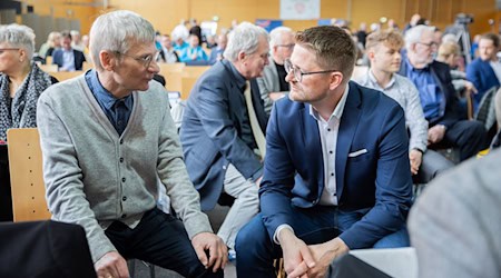 Brandenburgs AfD-Fraktionschef Hans-Christoph Berndt und der Landesvorsitzende René Springer fordern die Veröffentlichung des Vermerks zur Einstufung der Partei als rechtsextrem (Archivbild). / Foto: Christoph Soeder/dpa