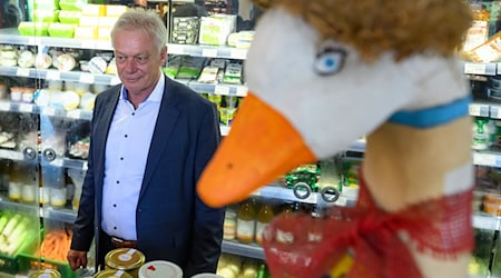Bundesagrarminister Alois Rainer (CSU) besucht in Brandenburg den Bio-Betrieb «Ökodorf Brodowin» . / Foto: Patrick Pleul/dpa