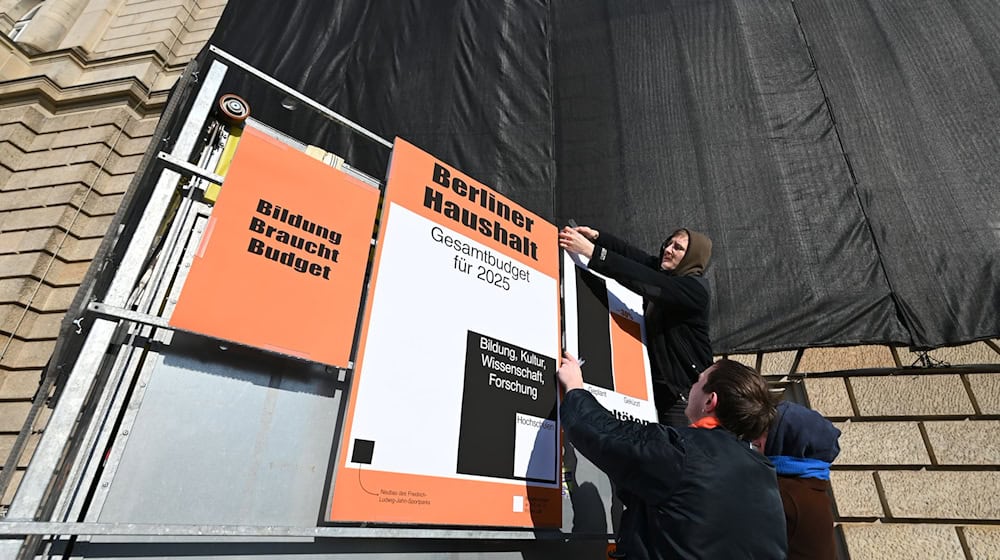 Im Februar hatten Studierende der Universität der Künste schon gegen Haushaltskürzungen demonstriert. (Archivbild) / Foto: Elisa Schu/dpa