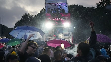 Sanitätsdienst und Feuerwehr mussten mehrere Teilnehmer der Techno-Parade «Rave the Planet» behandeln. / Foto: Manuel Genolet/dpa