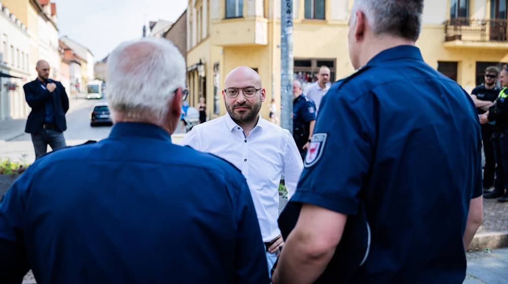 Brandenburgs Innenminister René Wilke (parteilos, für SPD) berichtet von den Ermittlungen nach dem Angriff auf ein Fest für Vielfalt in Bad Freienwalde. (Archivbild) / Foto: Christoph Soeder/dpa