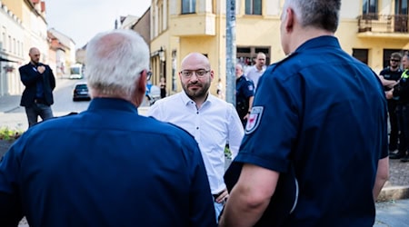 Brandenburgs Innenminister René Wilke (parteilos, für SPD) berichtet von den Ermittlungen nach dem Angriff auf ein Fest für Vielfalt in Bad Freienwalde. (Archivbild) / Foto: Christoph Soeder/dpa