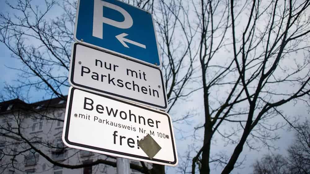 Potsdam hebt die Gebühr für Bewohnerparkausweise ab 1. September deutlich an. (Symbolbild) / Foto: Axel Heimken/dpa