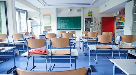 In Berlins Schulen werden nicht automatisch ab einer bestimmten Temperatur die Stühle hochgestellt und hitzefrei gegeben. (Symbolbild) / Foto: Annette Riedl/dpa