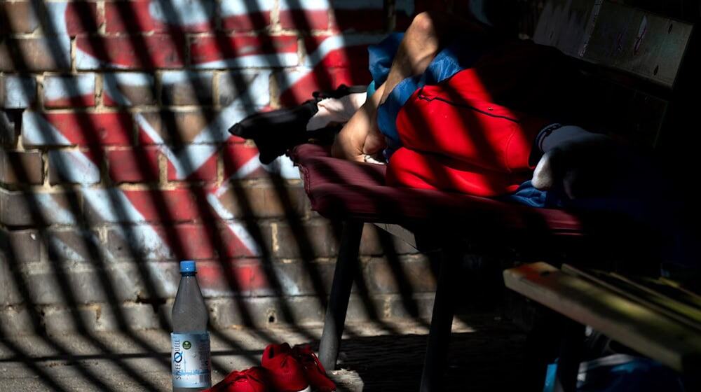 Auch im Sommer wird Kleidung benötigt (Archivbild). / Foto: Sebastian Gollnow/dpa
