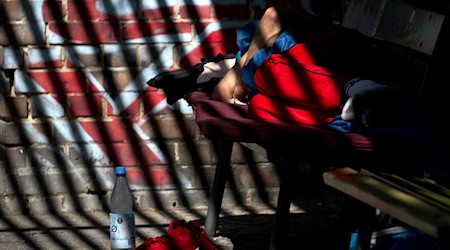 Auch im Sommer wird Kleidung benötigt (Archivbild). / Foto: Sebastian Gollnow/dpa