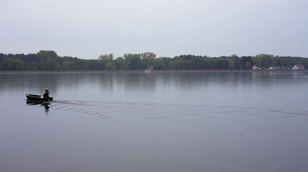Ein Angler hat das Auto in den See fahren sehen. (Symbolbild) / Foto: Soeren Stache/dpa