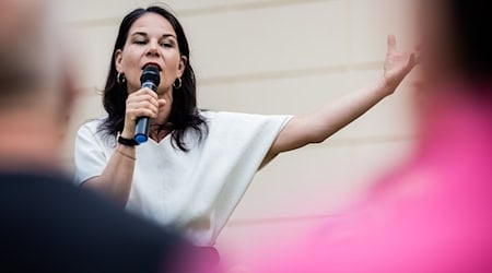Die ehemalige Außenministerin Annalena Baerbock verabschiedet sich nach New York als Präsidentin der UN-Generalversammlung. / Foto: Christoph Soeder/dpa