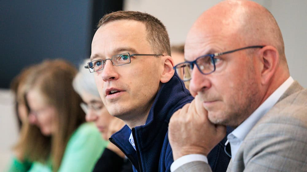Nach der Generalsanierung zwischen Frankfurt und Mannheim leitet Julian Fassing (li) nun auch die Generalsanierung zwischen Berlin und Hamburg. / Foto: Carsten Koall/dpa