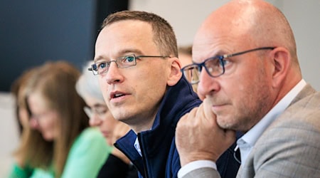 Nach der Generalsanierung zwischen Frankfurt und Mannheim leitet Julian Fassing (li) nun auch die Generalsanierung zwischen Berlin und Hamburg. / Foto: Carsten Koall/dpa