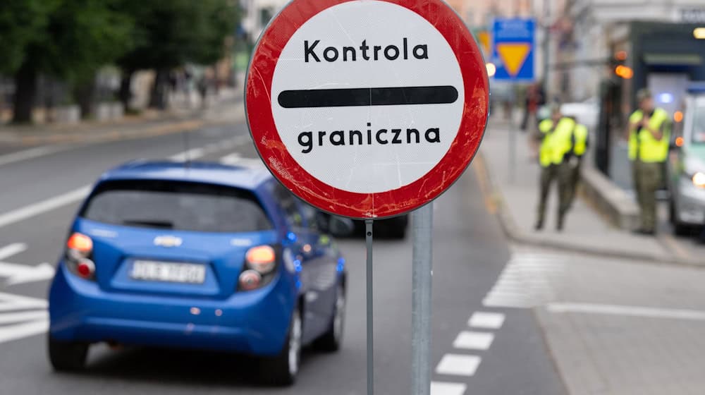 Polnische Grenzschützer stehen auf der polnischen Seite hinter der Stadtbrücke von Görlitz: Polen will einem Bericht zufolge die Grenzkontrollen verlängern. (Archivbild) / Foto: Sebastian Kahnert/dpa