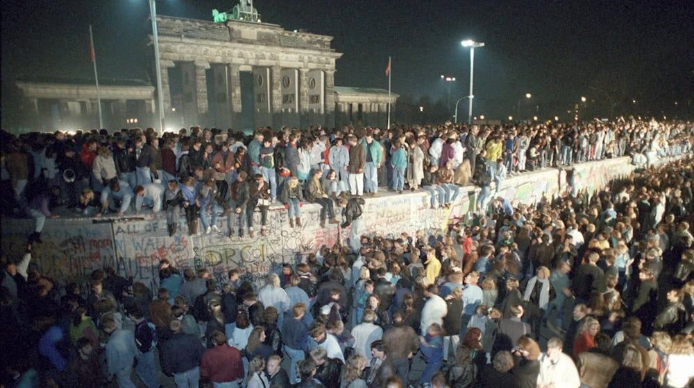 Der Mauerfall am 9. November 1989 läutete das Ende der jahrzehntelangen Teilung Berlins und Deutschlands ein. (Archivbild)  / Foto: Peter Kneffel/dpa