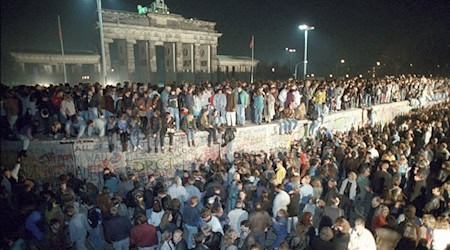 Der Mauerfall am 9. November 1989 läutete das Ende der jahrzehntelangen Teilung Berlins und Deutschlands ein. (Archivbild)  / Foto: Peter Kneffel/dpa