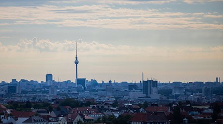 Der sogenannte Wanderungsgewinn von mehr als 27.000 Menschen in Berlin geht ausschließlich auf die hohe Wanderungsdynamik mit dem Ausland zurück. (Archivbild) / Foto: Christoph Soeder/dpa