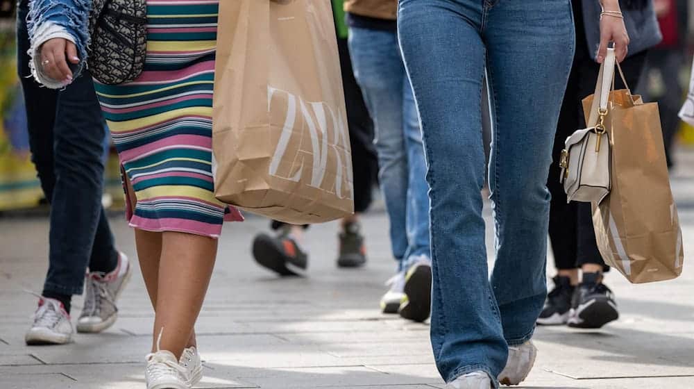 Die Einkaufsstraßen stehen angesichts des Onlinehandels unter Druck - das Land Berlin will mit einem Zehn-Punkte-Plan helfen. (Archivbild) / Foto: Monika Skolimowska/dpa