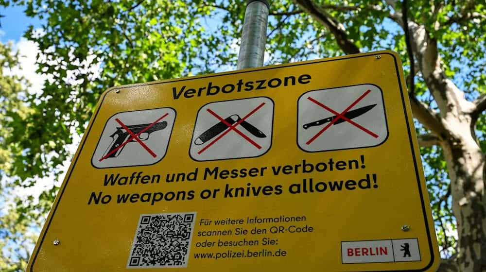 Gilt nun auch in Berliner Bussen und Bahnen: das Waffen und Messerverbot.  / Foto: Soeren Stache/dpa