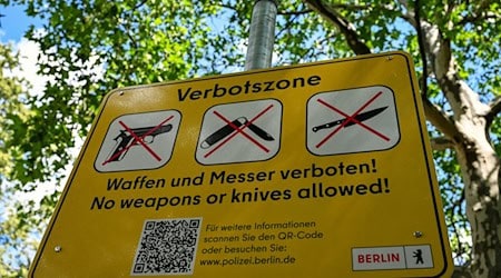 Gilt nun auch in Berliner Bussen und Bahnen: das Waffen und Messerverbot.  / Foto: Soeren Stache/dpa