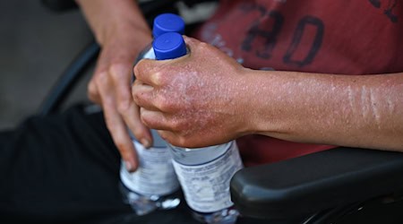 Das Angebot der Kirchen richtet sich insbesondere an schutzbedürftige Menschen. (Symbolbild) / Foto: Arne Dedert/dpa