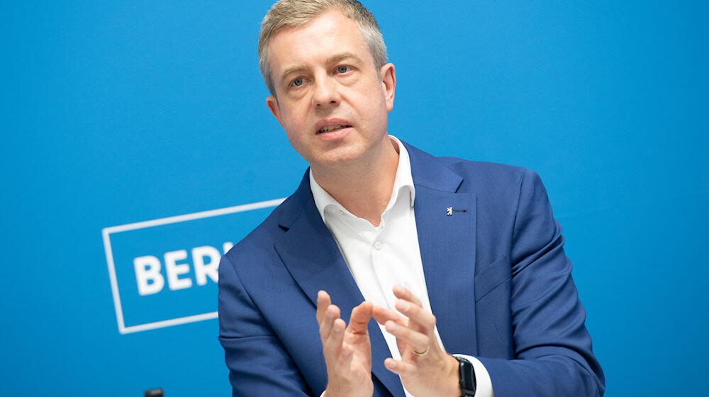Finanzsenator Stefan Evers (CDU) stellte den Haushaltsplan der Öffentlichkeit vor. (Archivbild) / Foto: Paul Zinken/dpa
