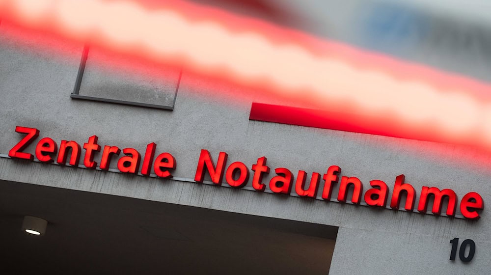 Viele Menschen in Berlin gehen laut einer aktuellen Umfrage direkt in die Notaufnahme, ohne sich vorher ärztlichen Rat zu holen. (Symbolbild) / Foto: Christophe Gateau/dpa