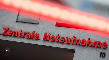 Viele Menschen in Berlin gehen laut einer aktuellen Umfrage direkt in die Notaufnahme, ohne sich vorher ärztlichen Rat zu holen. (Symbolbild) / Foto: Christophe Gateau/dpa