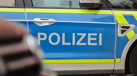 Mit einem doppelten Beinbruch muss ein Polizist ins Krankenhaus gebracht werden. (Symbolbild) / Foto: Jan Woitas/dpa
