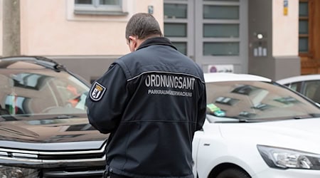 Für eine gründliche Kontrolle von Parkverstößen braucht es ausreichend Mitarbeiter in den Ordnungsämtern. (Archivfoto) / Foto: Paul Zinken/dpa